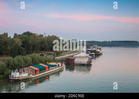 Serbie, Belgrade, vue sur les bars flottants et les discothèques de Splavovi sur la rivière Sava Banque D'Images