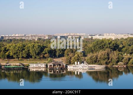 Serbie, Belgrade, vue sur les bars flottants et les boîtes de nuit sur la rivière Sava, et New Belgrade Banque D'Images