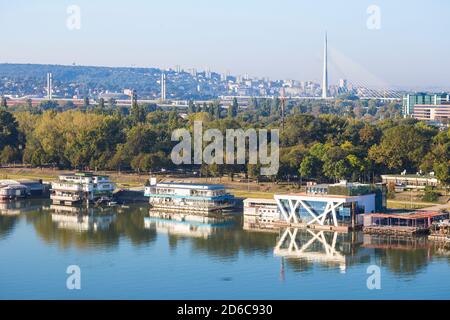 Serbie, Belgrade, vue sur les bars flottants et les boîtes de nuit sur la rivière Sava, New Belgrade avec le pont Ada au loin Banque D'Images