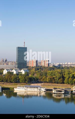 Serbie, Belgrade, vue sur les bars flottants et les boîtes de nuit sur la rivière Sava, Musée d'art contemporain et New Belgrade Banque D'Images