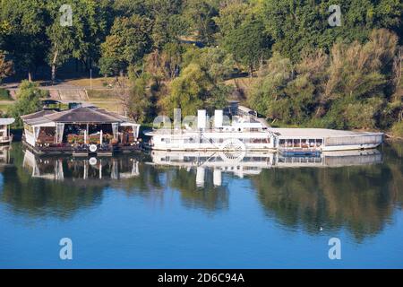 Serbie, Belgrade, vue sur les bars flottants et les boîtes de nuit sur la rivière Sava Banque D'Images