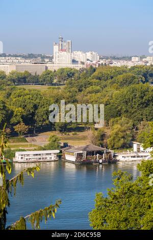 Serbie, Belgrade, vue sur les bars flottants et les boîtes de nuit sur la rivière Sava, et New Belgrade, avec la tour Genex à distance Banque D'Images