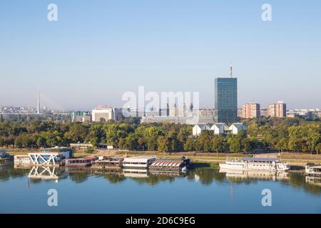 Serbie, Belgrade, vue sur les bars flottants et les boîtes de nuit sur la rivière Sava, Musée d'art contemporain, Nouvelle Belgrade avec le pont Ada dans les distances Banque D'Images