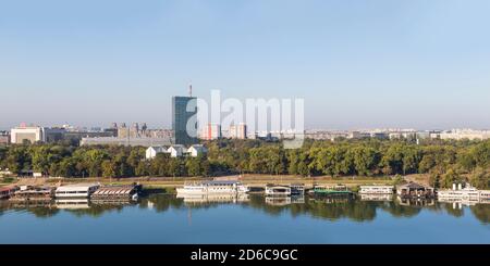 Serbie, Belgrade, vue sur les bars flottants et les boîtes de nuit sur la rivière Sava, la Nouvelle Belgrade et le Musée d'art contemporain Banque D'Images