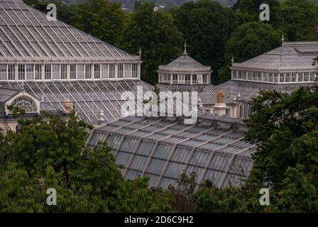 Londres, Royaume-Uni - 9 avril 2019 : vue aérienne sur la serre aux jardins Kew (jardins botaniques royaux). Aucune mise au point, en particulier. Banque D'Images