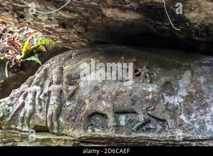 Siem Reap, Cambodge Kbal Spean le lit de rivière cambodgien est recouvert d'anciens symboles de fertilité au-dessus et en dessous des eaux Banque D'Images