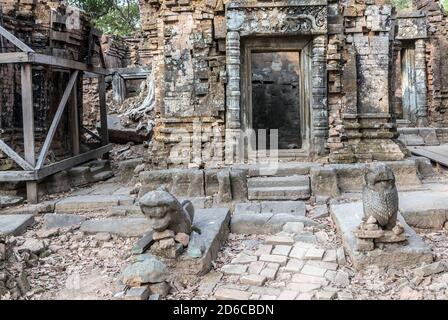 Prasat Krahom briques rouges Temple hindou à Koh Ker. Mousse sur la porte en brique de pierre anciennes ruines grès laterite blocs archéologiques Paysage de Banque D'Images