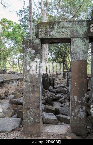 Porte en mousse ruines anciennes pierre brique grès laterite blocs Prasat Paysage archéologique de Krahom de Koh Ker à Angkor Wat Site dans le Nord-Ouest Banque D'Images