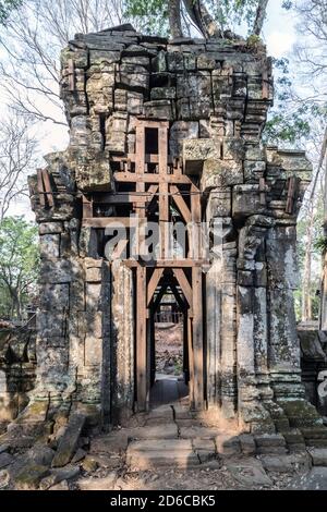 Prasat Krahom briques rouges porte anciennes ruines Temple hindou à Koh Ker. Mousse sur la pierre brique grès laterite blocs archéologiques Paysage de Banque D'Images