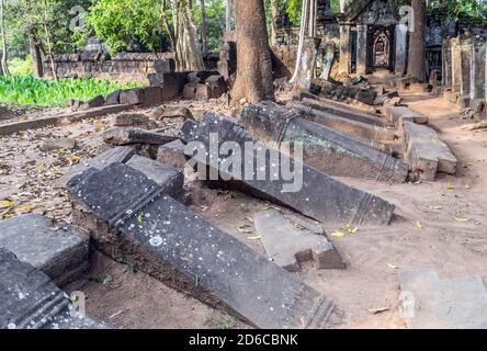 Temple hindou de Prasat Krahom à l'archeologia de Koh Ker Artefakt. Paysage archéologique de Koh Ker, nord-ouest du Cambodge. Mousse sur le grès de brique de pierre Banque D'Images