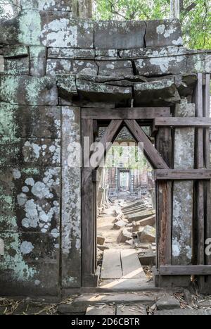 Prasat Krahom, la deuxième plus grande structure de Koh Ker. Porte ruines antiques Paysage archéologique de Koh Ker sur le site d'Angkor Wat dans le Nord-Ouest Banque D'Images