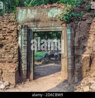 Prasat Krahom, la deuxième plus grande structure des ruines antiques de la porte de Koh Ker. Paysage archéologique de Koh Ker sur le site d'Angkor Wat dans le Nord-Ouest Banque D'Images