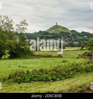 Glastonbury Tor au loin, cadre central, surplombant le canton de Glastonbury. La plantation de jardins agricoles traverse le premier plan. Personne. Copier l'espace. Banque D'Images