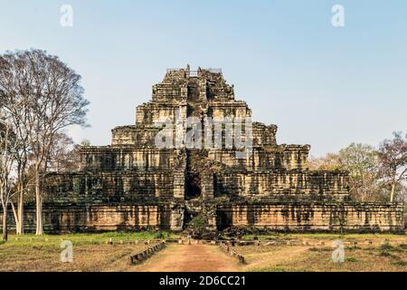 Prasat Thom jungle Koh Ker capitale du Temple de l'Empire khmer sept niveaux ancienne Pyramide perdu ville à Angkor Wat Preah Vihear Cambodge. Archéologique Banque D'Images