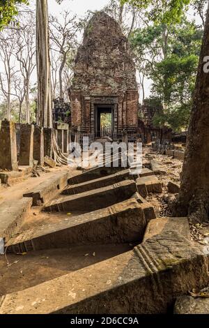 Artefakt archeologia porte anciennes ruines mousse sur la brique de pierre Des blocs de laterite en grès Prasat Krahom Paysage archéologique de Koh Ker sur le Banque D'Images