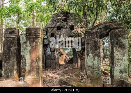 Temple hindou de Prasat Krahom à Koh Ker. Paysage archéologique de Koh Ker, nord-ouest du Cambodge. Porte anciennes ruines mousse sur la brique de pierre sandston Banque D'Images