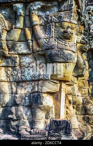 Mythologie hindoue sculptures Garuda sur les murs et les linteaux Cambodge. Banque D'Images