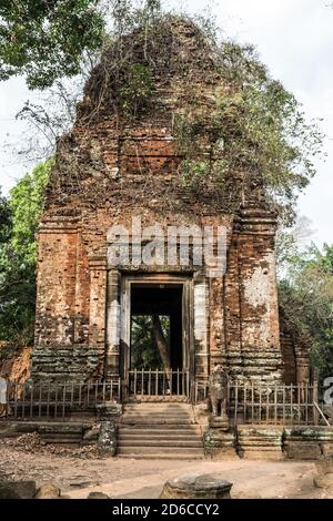 Mousse sur la pierre brique grès laterite blocs porte ancienne Ruines Prasat Krahom Paysage archéologique de Koh Ker à Site d'Angkor Wat dans non Banque D'Images