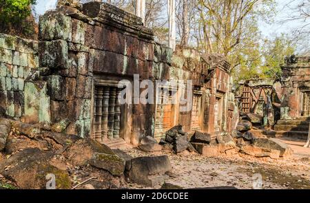 Temple hindou de Prasat Krahom à Koh Ker. Paysage archéologique de Koh Ker, nord-ouest du Cambodge. Mousse sur les blocs de laterite en pierre de brique. Banque D'Images