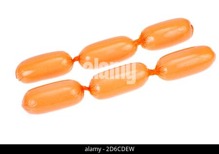 Saucisses à la viande dans un boîtier en polyamide isolé sur fond blanc. Studio photo Banque D'Images