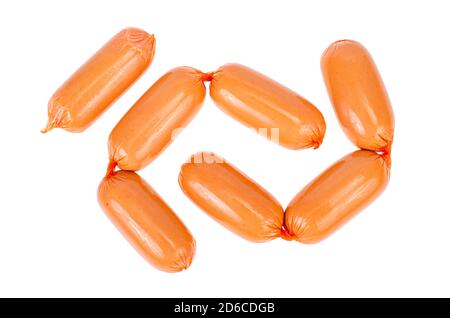 Saucisses à la viande dans un boîtier en polyamide isolé sur fond blanc. Studio photo Banque D'Images