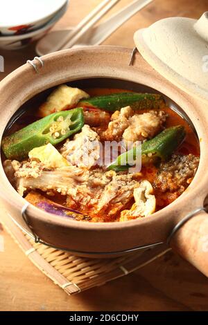Cuisine asiatique curry poisson tête dans le claypot Banque D'Images