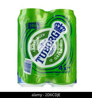 Ukraine, Kiev - octobre 07. 2020: Emballage de quatre bières vertes Tuborg en aluminium sur fond blanc. Tuborg est une société de brassage danoise fondée en 1873. F Banque D'Images