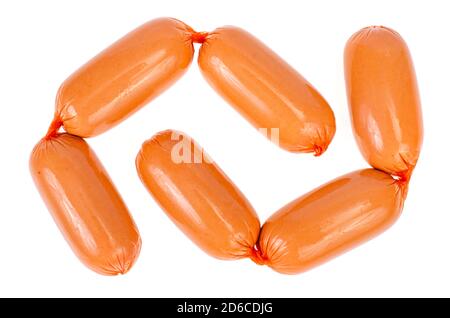 Saucisses à la viande dans un boîtier en polyamide isolé sur fond blanc. Studio photo Banque D'Images