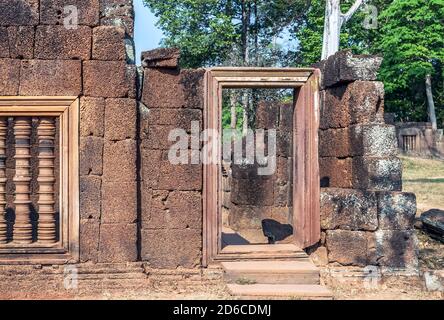 Banteay Srei ou Banteay Sreyart de l'ancien balbuster asiatique sur un temple à cadre de fenêtre dédié au dieu hindou Shiva. Situé dans la zone d'Angkor, Coun Banque D'Images