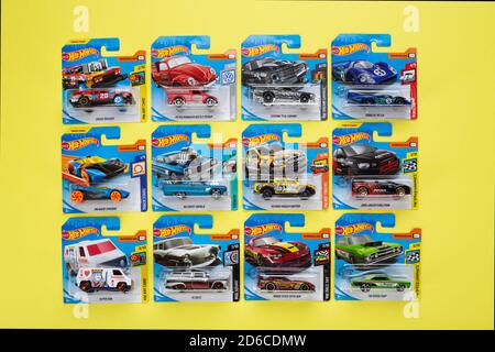 Ukraine, Kiev - février 28. 2020: Le groupe de la collection de jouets coloré de voiture sur fond jaune. Hot Wheels. Vue de dessus. Banque D'Images