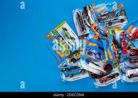 Ukraine, Kiev - février 28. 2020: Le groupe de la collection de jouets coloré de voiture sur fond bleu. Hot Wheels. Vue de dessus. Banque D'Images