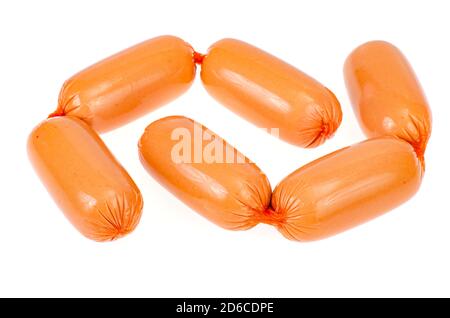 Saucisses à la viande dans un boîtier en polyamide isolé sur fond blanc. Studio photo Banque D'Images