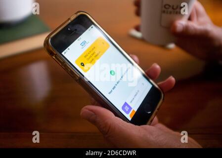 Application NHS Track & Trace utilisée sur un Apple iPhone pendant la pandémie du coronavirus COVID-19 en Angleterre au Royaume-Uni Banque D'Images