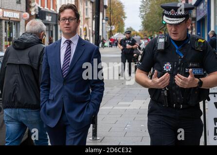 Brentwood Essex 16 octobre 2020 le chef de l'agent d'Essex Ben-Julian Harrington et Brentwood et Ongar le député Alex Burghart, secrétaire parlementaire privé de Boris Johnson, Entreprendre une visite à Brentwood High Street à la suite de l'octroi d'une demande du conseil du comté d'Essex que le comté devrait passer à la deuxième catégorie de restrictions de confinement crédit: Ian Davidson/Alay Live News Banque D'Images