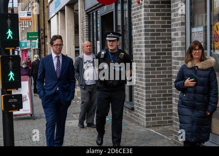 Brentwood Essex 16 octobre 2020 le chef de l'agent d'Essex Ben-Julian Harrington et Brentwood et Ongar le député Alex Burghart, secrétaire parlementaire privé de Boris Johnson, Entreprendre une visite à Brentwood High Street à la suite de l'octroi d'une demande du conseil du comté d'Essex que le comté devrait passer à la deuxième catégorie de restrictions de confinement crédit: Ian Davidson/Alay Live News Banque D'Images