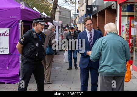 Brentwood Essex 16 octobre 2020 le chef de l'agent d'Essex Ben-Julian Harrington et Brentwood et Ongar le député Alex Burghart, secrétaire parlementaire privé de Boris Johnson, Entreprendre une visite à Brentwood High Street à la suite de l'octroi d'une demande du conseil du comté d'Essex que le comté devrait passer à la deuxième catégorie de restrictions de confinement crédit: Ian Davidson/Alay Live News Banque D'Images