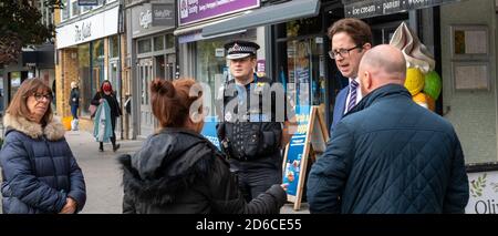 Brentwood Essex 16 octobre 2020 le chef de l'agent d'Essex Ben-Julian Harrington et Brentwood et Ongar le député Alex Burghart, secrétaire parlementaire privé de Boris Johnson, Entreprendre une visite à Brentwood High Street à la suite de l'octroi d'une demande du conseil du comté d'Essex que le comté devrait passer à la deuxième catégorie de restrictions de confinement crédit: Ian Davidson/Alay Live News Banque D'Images