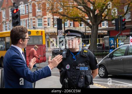 Brentwood Essex 16 octobre 2020 le chef de l'agent d'Essex Ben-Julian Harrington et Brentwood et Ongar le député Alex Burghart, secrétaire parlementaire privé de Boris Johnson, Entreprendre une visite à Brentwood High Street à la suite de l'octroi d'une demande du conseil du comté d'Essex que le comté devrait passer à la deuxième catégorie de restrictions de confinement crédit: Ian Davidson/Alay Live News Banque D'Images