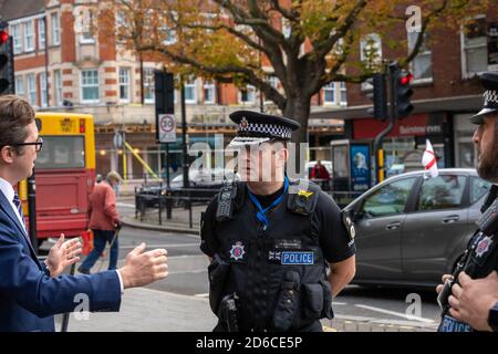 Brentwood Essex 16 octobre 2020 le chef de l'agent d'Essex Ben-Julian Harrington et Brentwood et Ongar le député Alex Burghart, secrétaire parlementaire privé de Boris Johnson, Entreprendre une visite à Brentwood High Street à la suite de l'octroi d'une demande du conseil du comté d'Essex que le comté devrait passer à la deuxième catégorie de restrictions de confinement crédit: Ian Davidson/Alay Live News Banque D'Images