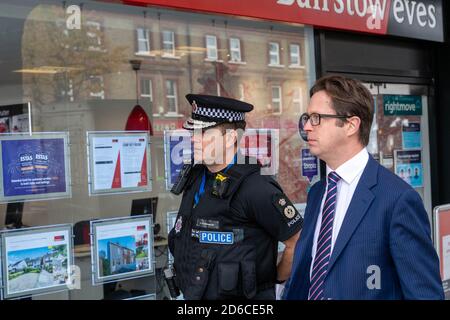 Brentwood Essex 16 octobre 2020 le chef de l'agent d'Essex Ben-Julian Harrington et Brentwood et Ongar le député Alex Burghart, secrétaire parlementaire privé de Boris Johnson, Entreprendre une visite à Brentwood High Street à la suite de l'octroi d'une demande du conseil du comté d'Essex que le comté devrait passer à la deuxième catégorie de restrictions de confinement crédit: Ian Davidson/Alay Live News Banque D'Images