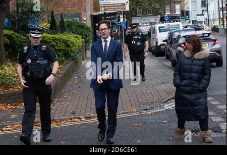 Brentwood Essex 16 octobre 2020 le chef de l'agent d'Essex Ben-Julian Harrington et Brentwood et Ongar le député Alex Burghart, secrétaire parlementaire privé de Boris Johnson, Entreprendre une visite à Brentwood High Street à la suite de l'octroi d'une demande du conseil du comté d'Essex que le comté devrait passer à la deuxième catégorie de restrictions de confinement crédit: Ian Davidson/Alay Live News Banque D'Images