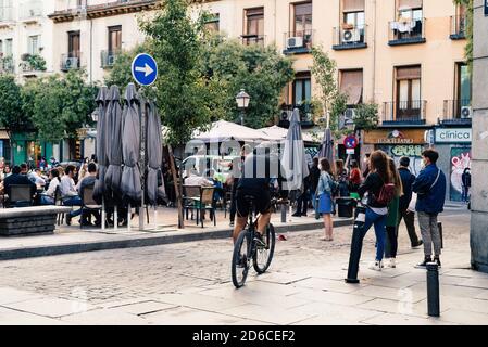 Madrid, Espagne - 26 septembre 2020: Les personnes avec des masques attendent d'être assis sur la terrasse d'un bar de la Plaza de San Ildefonso pendant le coronaviru Banque D'Images