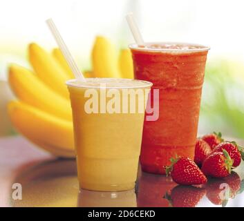 Délicieux smoothies aux fraises et aux bananes Banque D'Images