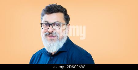 Portrait d'un homme d'affaires de race mixte heureux et mûr avec barbe et lunettes Banque D'Images