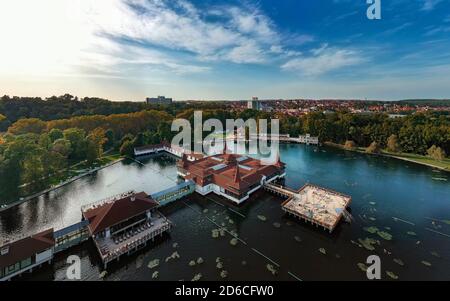 Lac Heviz bain d'eau chaude naturelle en Hongrie. Lac d'eau thermale naturelle unique. Il est proche du lac Balaton et de la ville de Keszthely. Banque D'Images