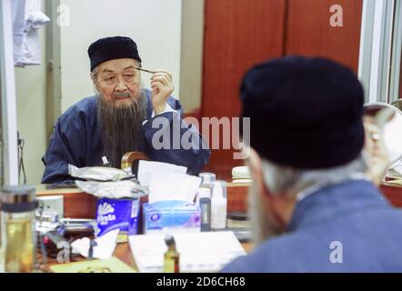 (201016) -- BEIJING, 16 octobre 2020 (Xinhua) -- l'acteur LAN Tianye, 93 ans, applique le maquillage avant une répétition du drame 'Family' à Beijing, capitale de la Chine, 14 octobre 2020. Pour commémorer le 110e anniversaire de la naissance du célèbre dramaturge Cao Yu (1910-1996), le Beijing People's Art Theatre réagore l'une de ses œuvres classiques 'Family' du 15 au 25 octobre. (Photo de Shi Chunyang/Xinhua) Banque D'Images