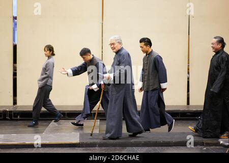 Pékin, Chine. 11 octobre 2020. L'acteur LAN Tianye (C), 93 ans, participe à la répétition du drame 'Family' à Beijing, capitale de la Chine, le 11 octobre 2020. Pour commémorer le 110e anniversaire de la naissance du célèbre dramaturge Cao Yu (1910-1996), le Beijing People's Art Theatre réagore l'une de ses œuvres classiques 'Family' du 15 au 25 octobre. Credit: Shi Chunyang/Xinhua/Alay Live News Banque D'Images