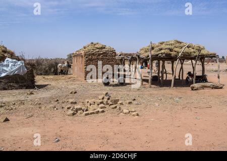 Maisons de village africaines traditionnelles au Niger, Afrique Banque D'Images