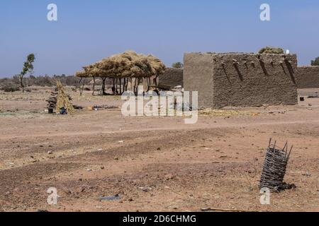Maisons de village africaines traditionnelles au Niger, Afrique Banque D'Images
