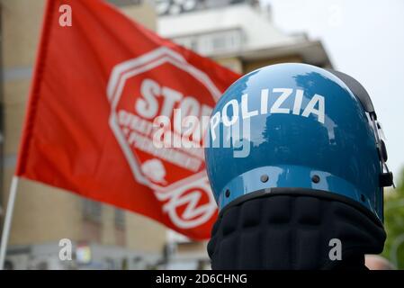 Rome, Italie. 08 mai 2019. Un policier présent à la démonstration crédit: Agence de photo indépendante/Alamy Live News Banque D'Images